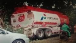 Truk Tangki Pertamina Hantam Pohon di Jalur Cirebon-Kuningan<