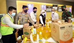 Minyak Goreng dengan HET Rp14.000 di Jatim Langka, Khofifah: Pengiriman Lambat 