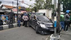 Chevrolet dan Mobil Boks Tabrakan, Jalan Amir Machmud Cimahi Sempat Ditutup