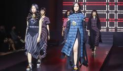 Deretan Model Peragakan Busana Jakarta Fashion Trend