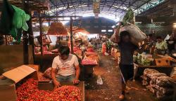 Kasus Covid-19 Melonjak, Stok Bahan Pokok di Pasar Induk Kramat Jati Aman