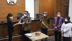Peringati HPN 2022, Pimpinan KPK Potong Kue bersama Wartawan<