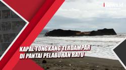 Dihempas Gelombang, Kapal Tongkang Terdampar di Pantai Pelabuhan Ratu Sukabumi<