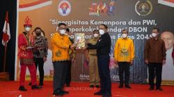 Momen HPN 2022, Gubernur Papua Lukas Enembe Terima Penghargaan Inisiator Olahraga<