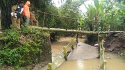 Jembatan Penghubung Dua Desa di Indramayu Ambruk, 2 Anak Terluka<