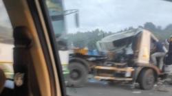 Truk Kontainer Tabrak Dump Truck di Tol Cikapek Karawang, 1 Luka