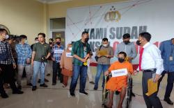 Rekonstruksi Pembunuhan Pasutri Lansia, Mayat Korban Ditumpuk dan Dibacok Lagi