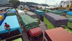 Cuaca Buruk, Truk Antre Panjang Menunggu Menyeberang di Pelabuhan Merak