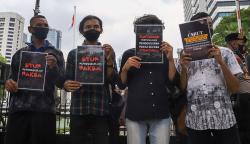 Aksi Tolak Penggusuran Paksa di Depan Balai Kota DKI Jakarta