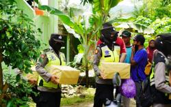 Wadas Kondusif, Petugas BPN Lanjutkan Ukur Lahan, Polisi Bagikan Sembako ke Warga