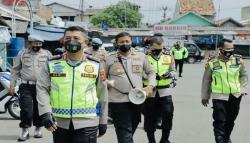 Polisi Sisir Tempat Keramaian Karawang, Ingatkan Warga Pakai Masker <