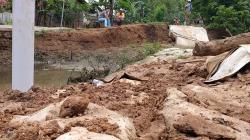 Tanggul Sungai Cimanuk di Indramayu Jebol, Warga Tak Bisa Tidur<