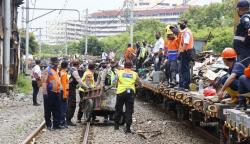 137 Bangunan Liar di Jalur Kereta Stasiun Angke hingga Kampung Bandan Ditertibkan