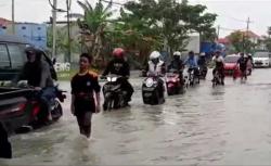 Banjir Luapan Kali Lamong Meluas, Lalu Lintas di Gresik Selatan Lumpuh