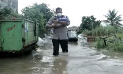 Kapolres Singkawang Gendong Bayi Usia 6 Hari saat Evakuasi Korban Banjir