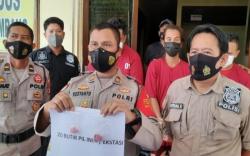Panik Ketemu Razia, 4 Pria Palembang Tepergok Buang Plastik Berisi Ekstasi<
