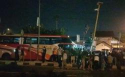 Bus Mira Seruduk 6 Mobil dan 2 Motor di Bantul, Sopir Diduga Mengantuk