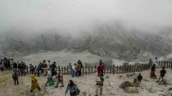 Gunung Tangkuban Parahu Semburkan Asap Solfatara dari Kawah Baru<