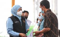 Serahkan SK Perhutanan Sosial untuk LMDH, Khofifah: Kelola Hutan dengan Bijak 