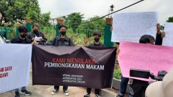  Massa Ormas Gelar Demo Tolak Makam Vanessa Angel Dipindah<