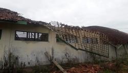 10 Tahun Tak Diperbaiki, 2 Ruang Kelas SDN Puncak Malanding Sukabumi Ambruk<