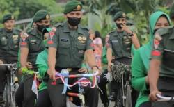 Tradisi Unik Prajurit Yonif Para Raider 502/UY Kostrad Lepas Masa Lajang: Boncengkan Calon Istri dengan Sepeda Ontel