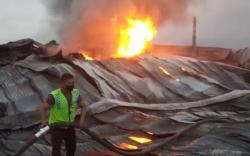 Api Kembali Muncul di Puing Bangunan Pabrik Plastik yang Terbakar di Pati