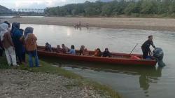 Bayar Rp10.000, Warga Antusias Nikmati Wisata Perahu Susur Sungai Alas Aceh