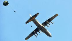 Puluhan Prajurit Kopasgat TNI AU Terjun dari Pesawat Hercules A-1318<