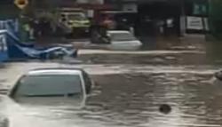 Banjir Setinggi 2 Meter Rendam Jalan Cipageran Cimahi, 3 Mobil Nyaris Hanyut<