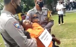 Pingsan saat Rekonstruksi, Kakek Bunuh Besan Menangis Minta Maaf ke Keluarga Korban