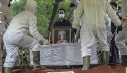 Suasana Pemakaman Dorce Gamalama dengan Protokol Covid-19