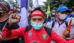 Ratusan Buruh Demo di DPRD Jatim Tuntut Pemerintah Cabut Aturan JHT