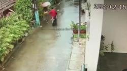 Terekam CCTV, Gadis Berhijab Jadi Korban Begal Bokong di Duren Jaya Bekasi