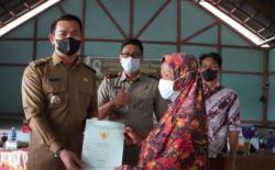 Tanahnya Jadi Akses ke IKN, Warga Putussibau Selatan Dapat Sertifikat Gratis