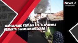 Warga Panik, Kobaran Api Lalap Rumah Berlantai Dua di Cakung