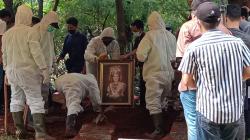 Dorce Gamalama Dikuburkan Satu Liang Lahat dengan Keponakan, Ini Alasannya