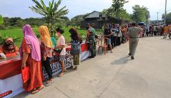 Warga Indramayu Rela Antre Panjang demi Membeli Minyak Goreng Rp14.000<