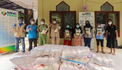 MNC Peduli Bagikan Beras untuk Warga Prasejahtera Srengseng Sawah