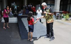 Dapat Hadiah HP saat Isolasi, Bocah SD ke Ganjar: Siap Om, Makasih Banyak Ya 