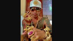  Penjual Kadal Ini Selalu Pakai Perhiasan Emas 2 Kg Tiap Keluar Rumah