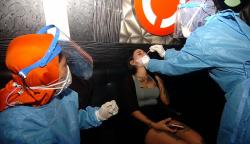 Pekerja Tempat Hiburan Malam Jalani Swab Test Cegah Penyebaran Covid-19