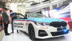 BMW Indonesia Serahkan Mobil Listrik BMW 330e M Sport untuk Safety Car MotoGP