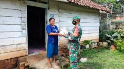 Momen Jumat Berkat, 2 Prajurit TNI di Way Kanan Bagikan Sembako ke Warga Tak Mampu<