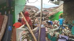 Gubernur Jabar Beri Bantuan Renovasi Rumah Korban Banjir di Sukabumi Rp2 Miliar<