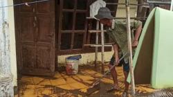 Seragam Hanyut, Anak-anak Korban Banjir di Sukabumi Tak Bisa Sekolah <