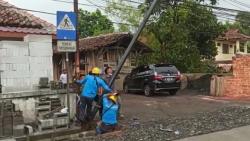  7 Pegawai Harlep Tersengat Listrik saat Pasang Tiang Internet di Sukabumi, 1 Tewas <