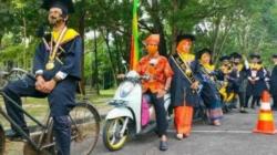 Mantap! Wisuda Drive Thru di Kampus Gorontalo Boleh Pakai Sepeda hingga Bentor