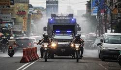 Polisi Patroli Cegah Kerumunan Sambil Semprot Cairan Disinfektan di Kota Bandung