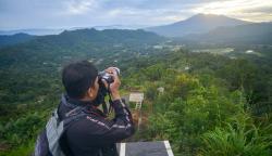 Memotret Panorama Gunung Marapi dan Gunung Singgalang dari Puncak Data